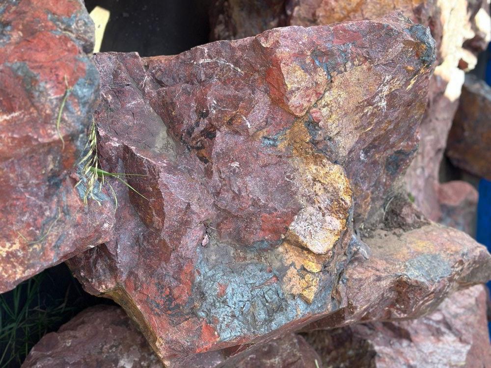 Камни для ландшафтного дизайна красно-фиолетовые 10-60 килограмм купить в Красноярском крае