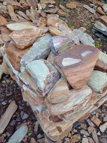 Златолит жёлтый, жёлто-зелёный глыбки и валуны для ланшафтного дизайна купить в Красноярском крае