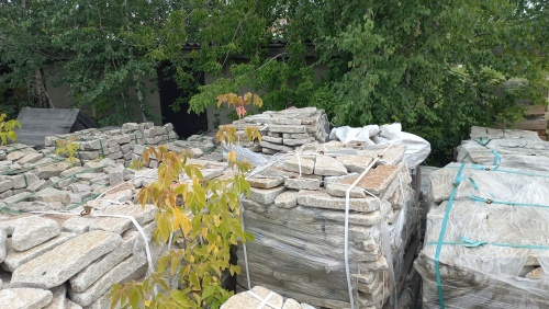 Плитняк галтованный гранитный для ландшафтного дизайна купить в Красноярском крае