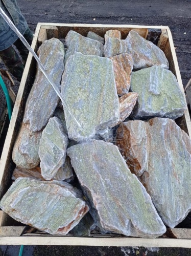 Златолит жёлтый, жёлто-зелёный глыбки и валуны для ланшафтного дизайна купить в Красноярском крае
