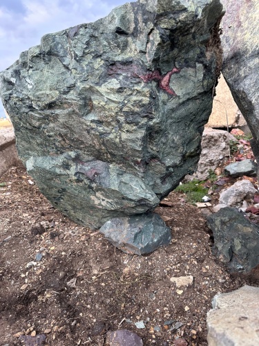 Гигантские зелёные валуны для ландшафтного дизайна весом более 5 тонн купить в Красноярском крае