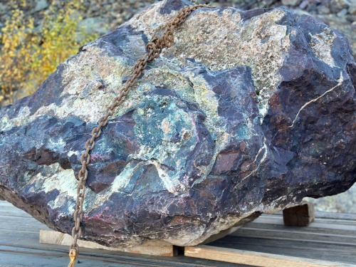 Огромные красно-фиолетовые валуны для ландшафтного дизайна весом более 5 тонн купить в Красноярском крае