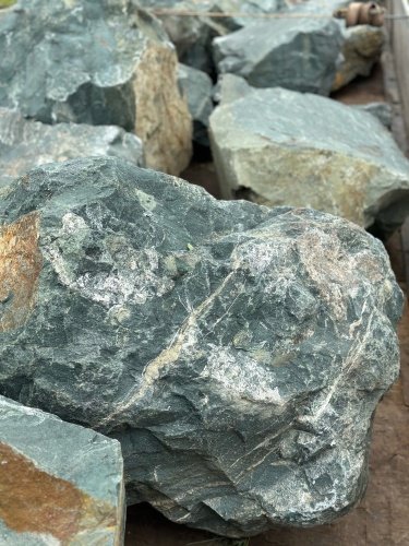 Камни для ландшафтного дизайна зелёные 10-60 килограмм купить в Красноярском крае