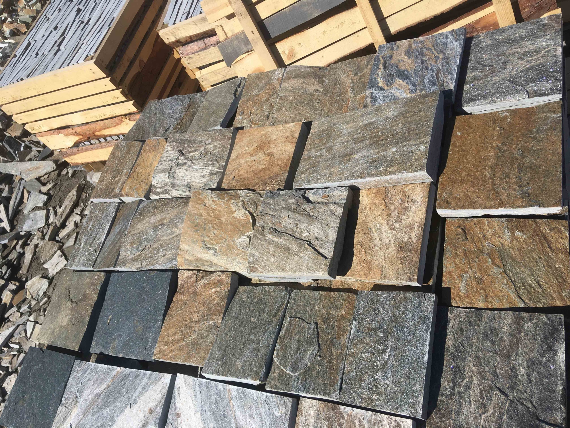 Плитка пилёная златолит Уральский для цоколя, отмостки купить в Красноярском крае