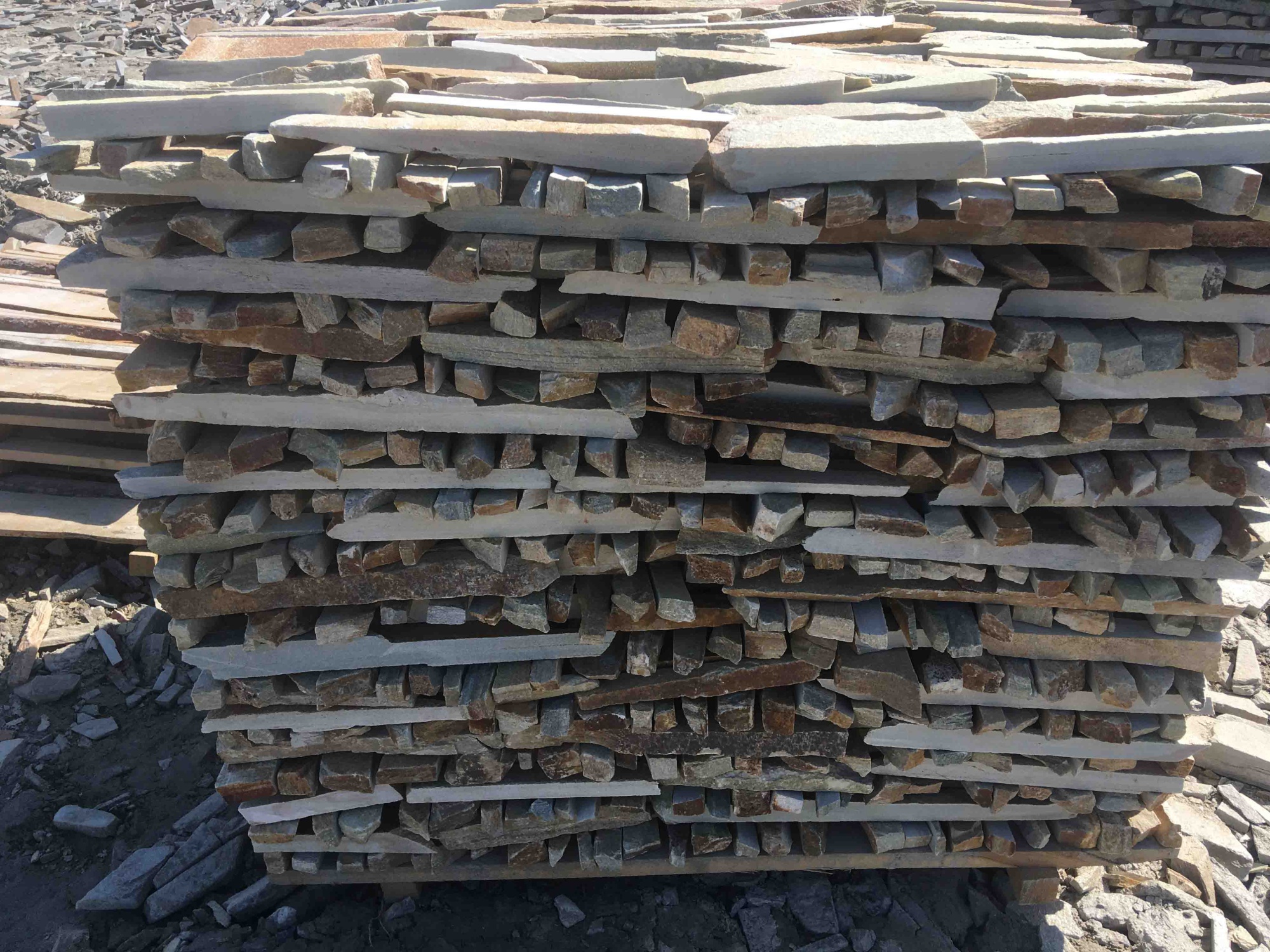 Горбушка златолит золотистый для облицовки купить в Красноярском крае