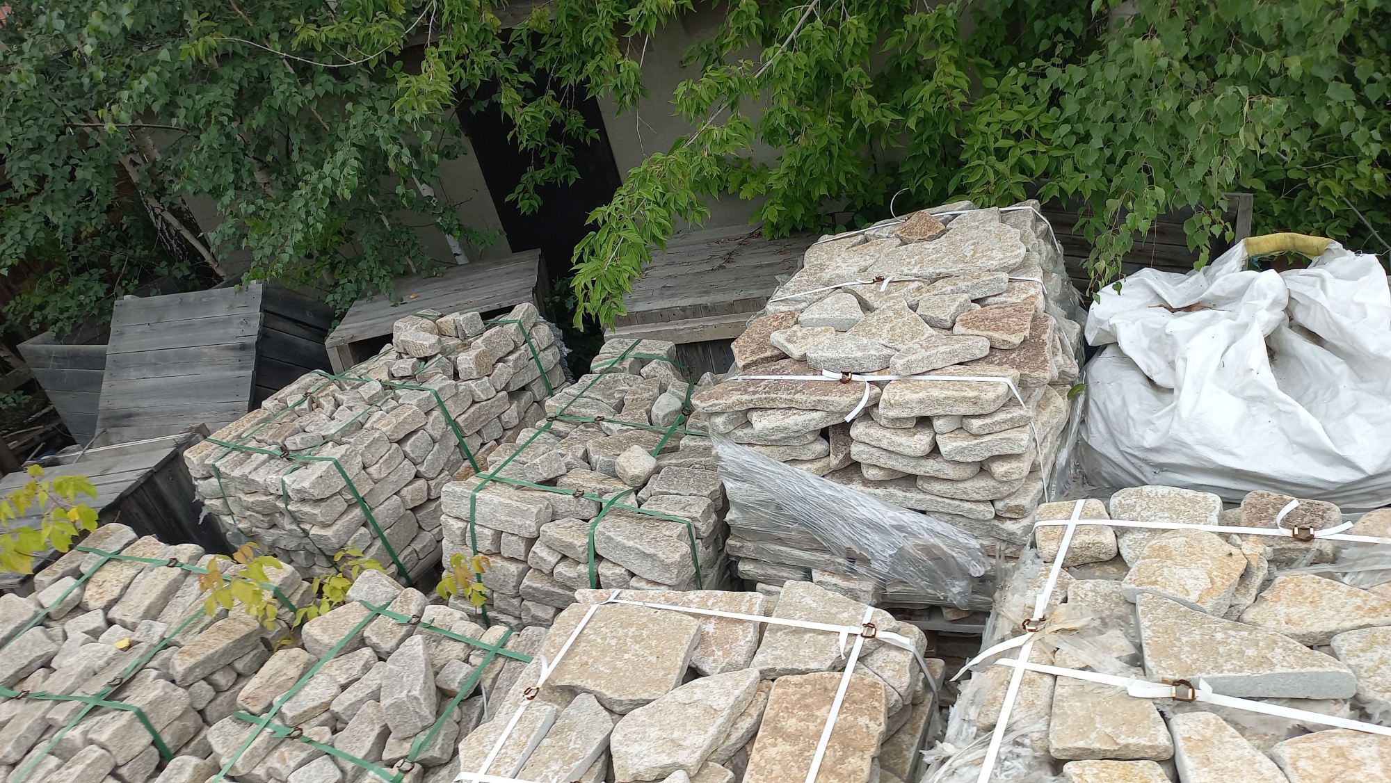 Плитняк гранитный галтованный купить в Красноярском крае