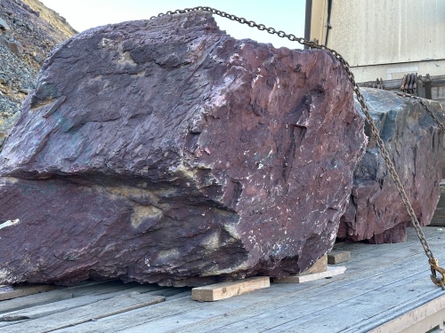 Огромные красно-фиолетовые валуны для ландшафтного дизайна весом более 5 тонн купить в Красноярском крае