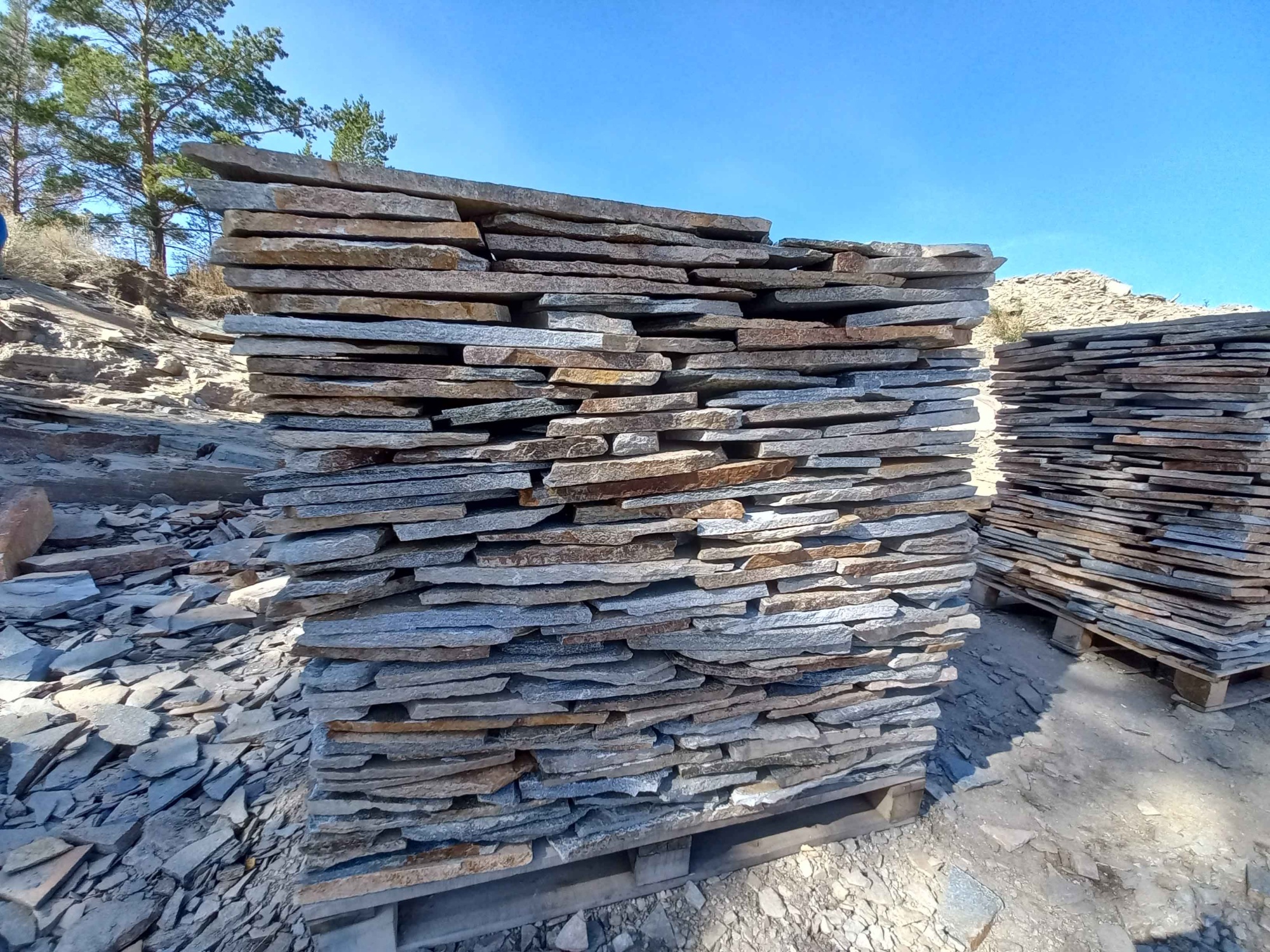 Плитняк златолит серебристый для фасада купить в Красноярском крае