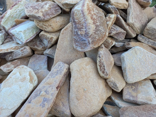 Златолит жёлтый, жёлто-зелёный глыбки и валуны для ланшафтного дизайна купить в Красноярском крае