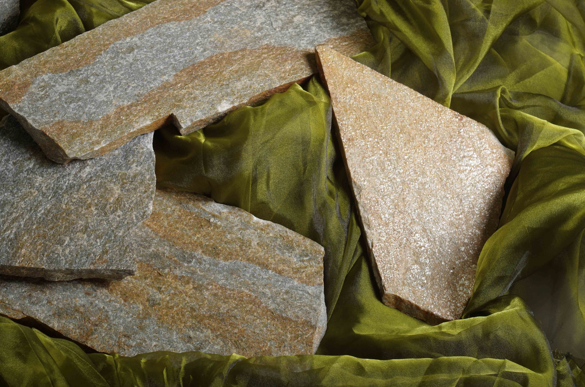 Плитняк златолит Уральский для цоколя, отмостки купить в Красноярском крае