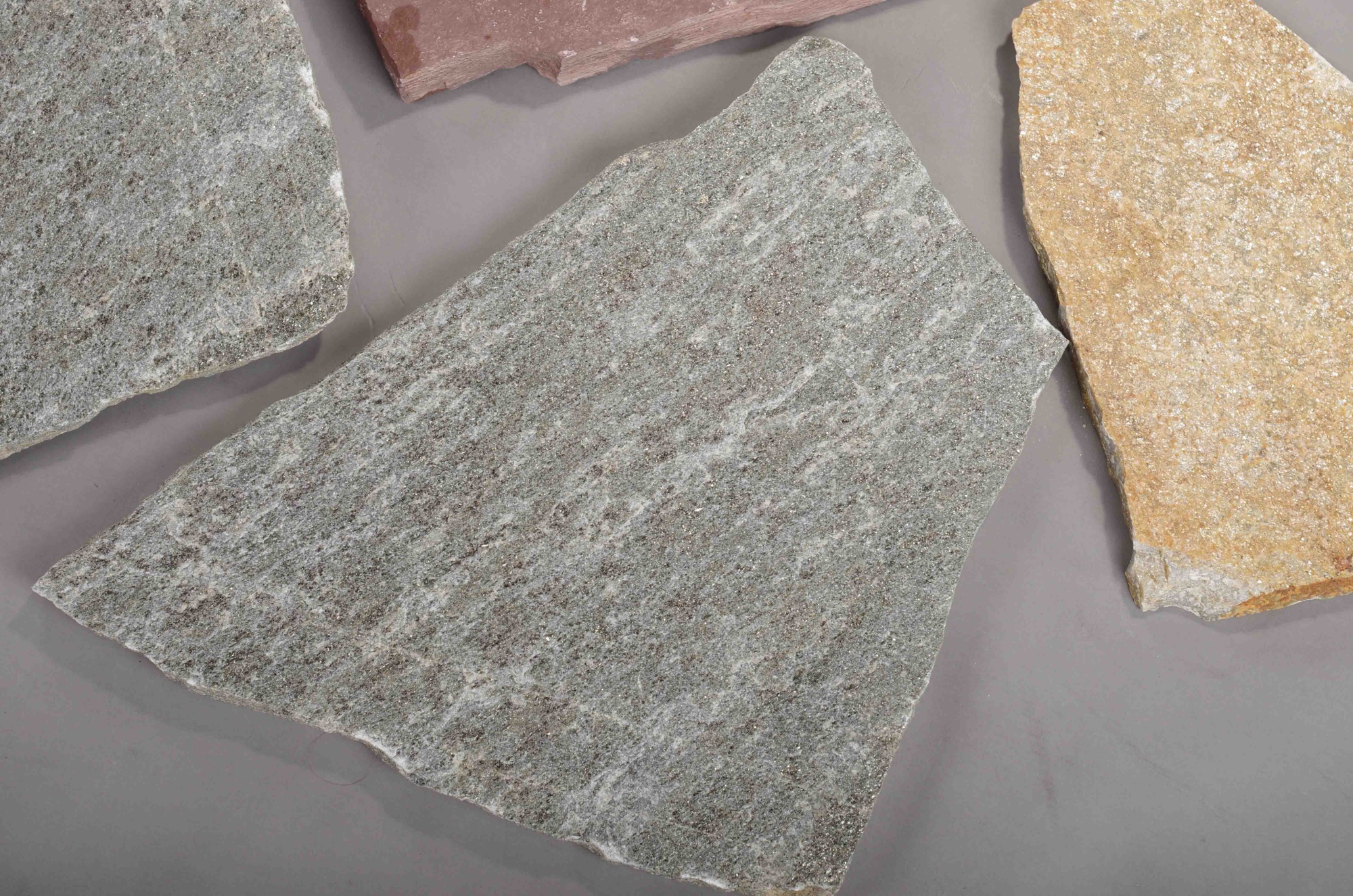 Плитняк златолит Уральский для цоколя, отмостки купить в Красноярском крае